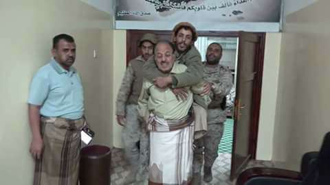 صور علي محسن يحمل جندي بترت قدمه في المواجهة مع الحوثيين : نائب الرئيس اللواء علي محسن يحمل مقاتل على ظهره