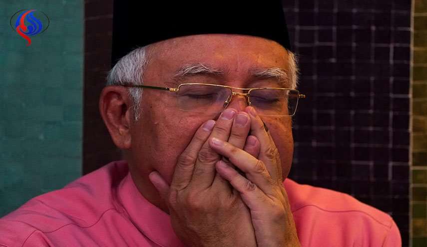 بعد مداهمة منزله.. الشرطة تتفاجئ بما وجدته في منزل رئيس وزراء ماليزيا السابق